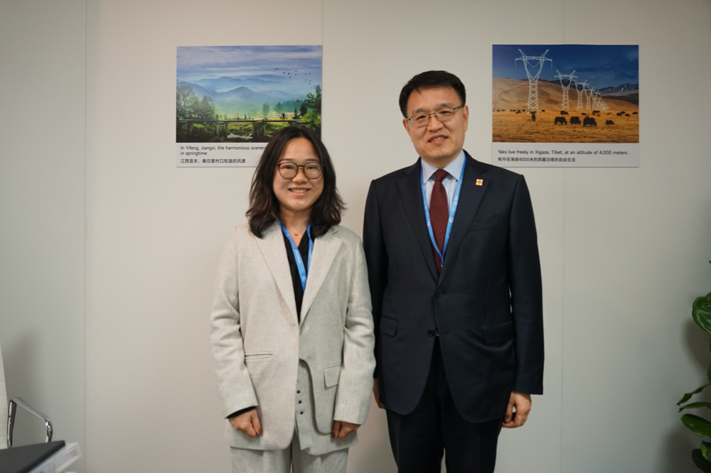 2 COP29中国代表团团长、生态环境部副部长赵英民与21世纪经济报道记者合影 2 COP29中国代表团团长、生态环境部副部长赵英民与21世纪经济报道记者合影